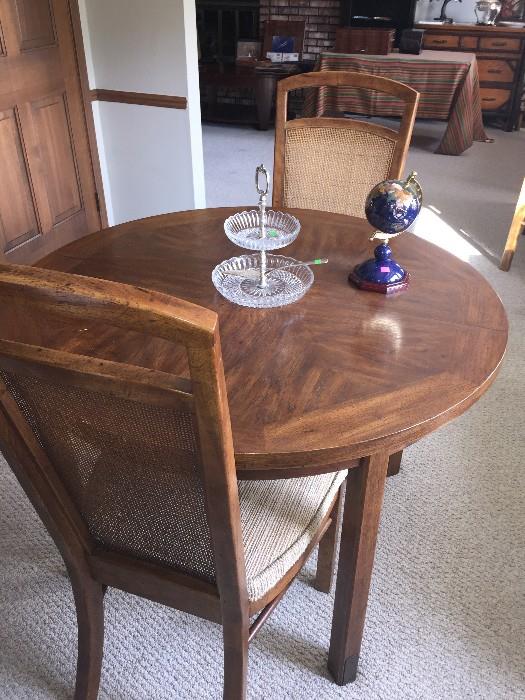 ROUND KITCHEN TABLE ( COMES WITH 4 CHAIRS AND EXTRA LEAVES)