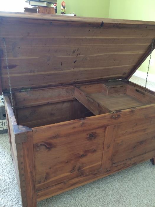 Cedar chest with moveable shelf