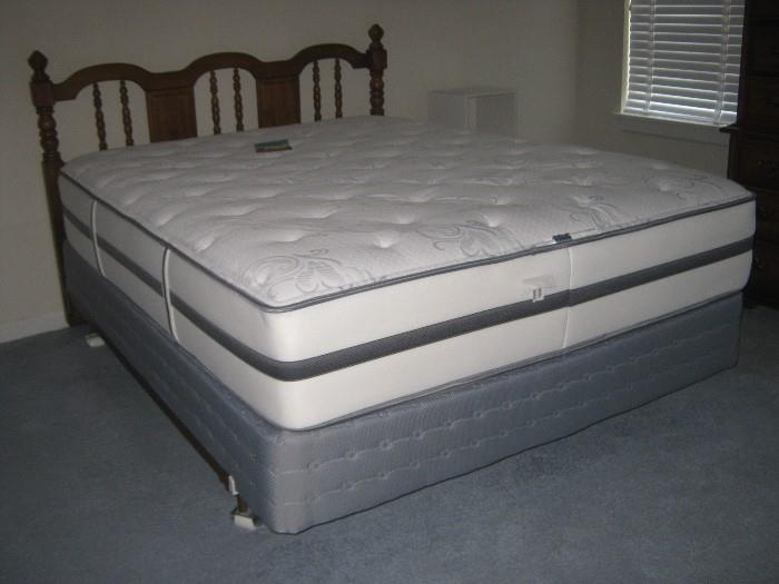 Simmons Beautyrest  queen mattress & box spring--like brand new!
