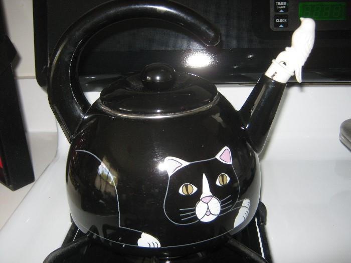 the purrrfffect tea pot for your cat-fancier!
