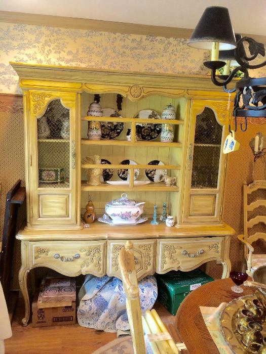 THOMASVILLE FRENCH COUNTRY CLASSIC BREAKFRONT/CHINA CABINET/HUTCH