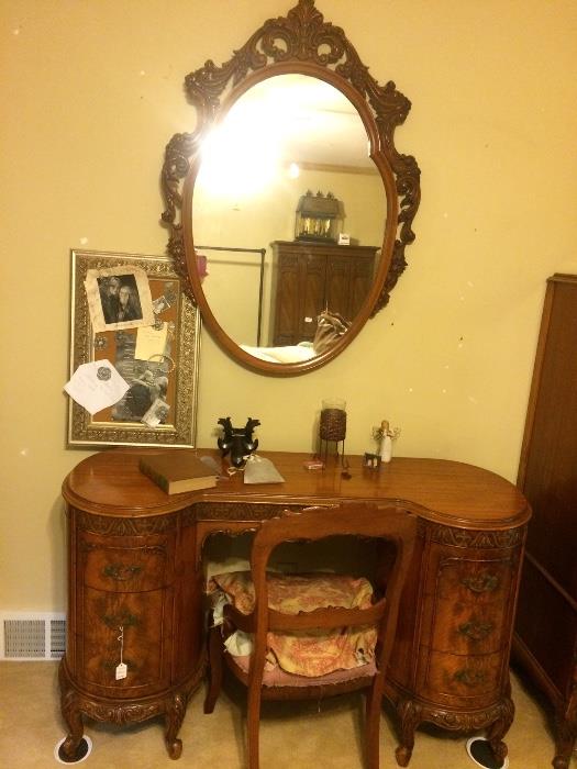 BROUGHT BACK FROM NEW ORLEANS VINTAGE BURLED WALNUT BOMBAY FRENCH STYLE DESK AND CHAIR WITH FRENCH FLEUR DE LIS ACCENTS 