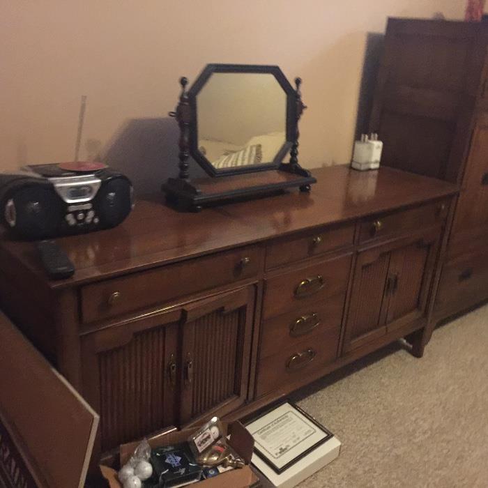 Dresser, hutch, Mirror, Radio