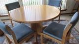 OAK DINING TABLE W/4 CHAIRS & 2 LEAVES