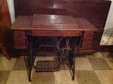 Antique Singer sewing machine (closed).....in very good condition