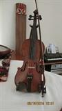 Gorgeous violin artist from Prague Check minor repair