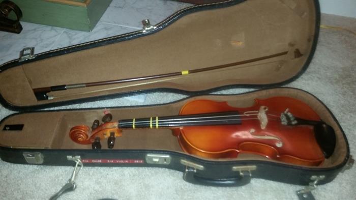 Early 1950's restored Violin Pon-clar the Danela made by William and sons in Chicago Ill.  Size is 126 3/4.