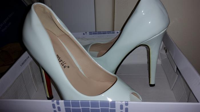 Brand new patent leather stilettos
200 or more pairs!
size 5,6,7,8,9
$3 - $15 each pair.