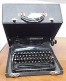 REMINGTON RAND STREAMLINER TYPEWRITER w/CASE