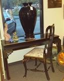 CHINOISOIRE TABLE & CHAIR, LARGE BLACK PILGRIM GLASS VASE