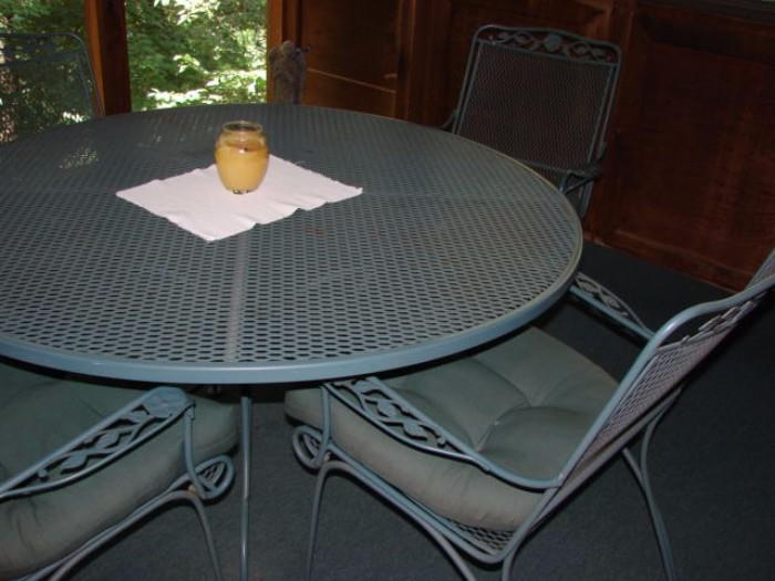 Metal patio round table with 4 chairs GREAT SHAPE