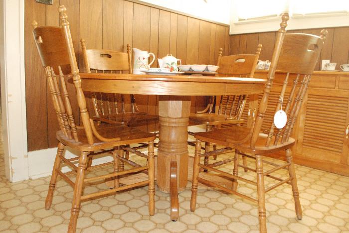solid wood well built oak kitchen table & 4 chairs-
