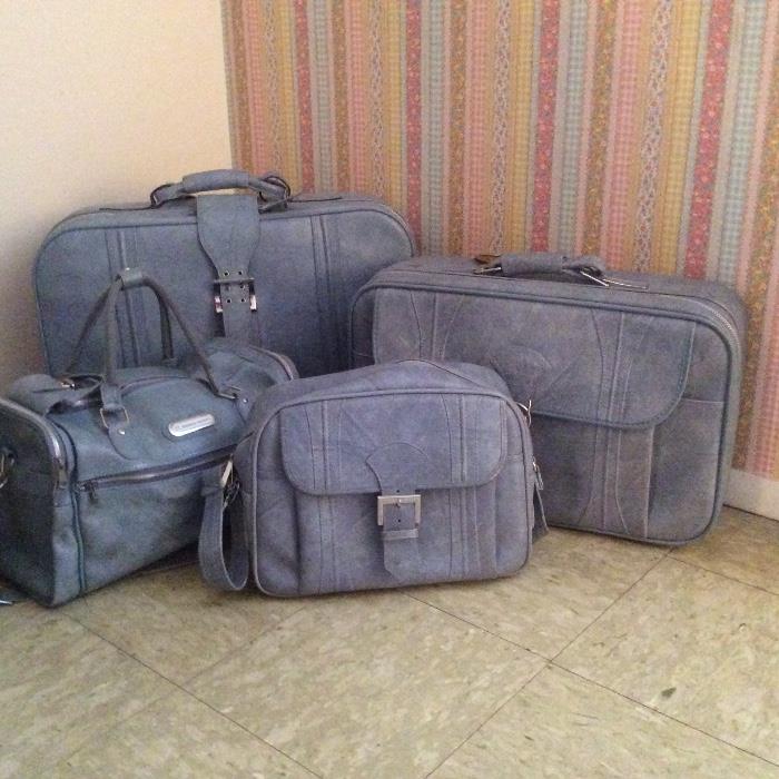 Vintage American Tourister luggage with a duffle overnight and Shoulder Weekender! In perfect condition.