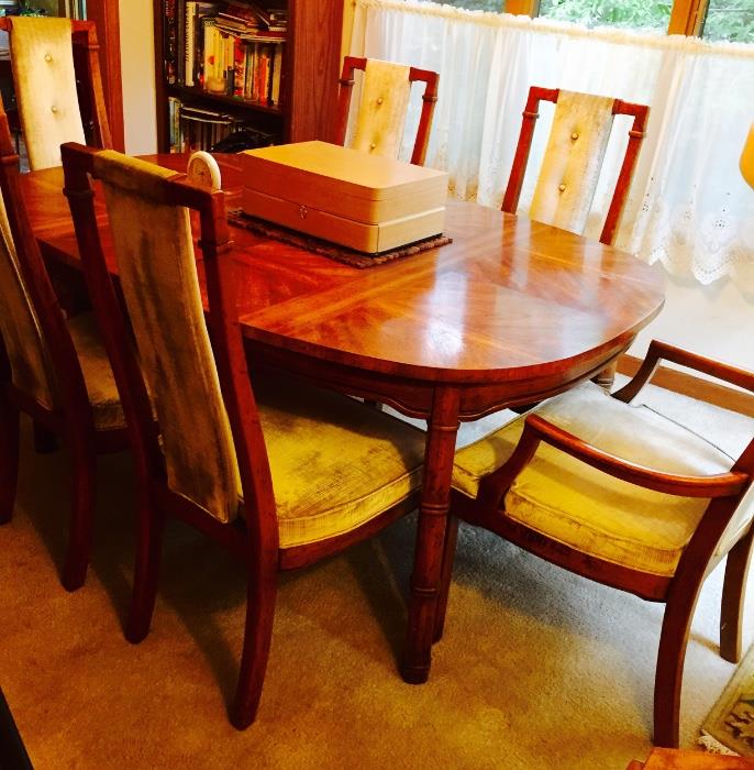 Formal dining room table, 2 leaves and 6 chairs