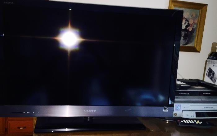 Sony KDL-32EX520 flat screen television  manufactured Jan 2011