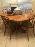 Oak table; 4 bentwood chairs