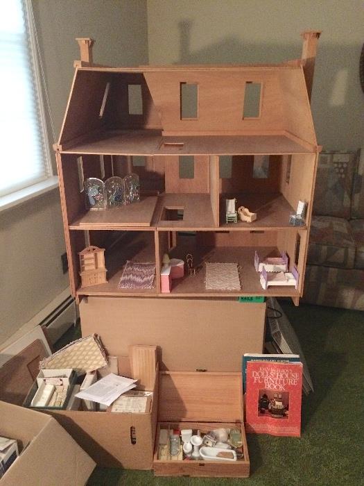 Dollhouse with lots of accessories 
