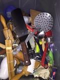 Assorted kitchen items