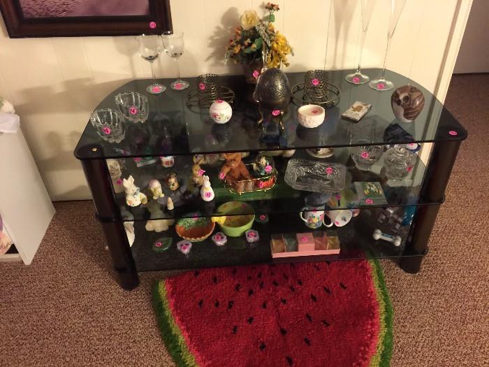 Easter holiday decor and 3 shelf entertainment stand. Small throw rugs.
