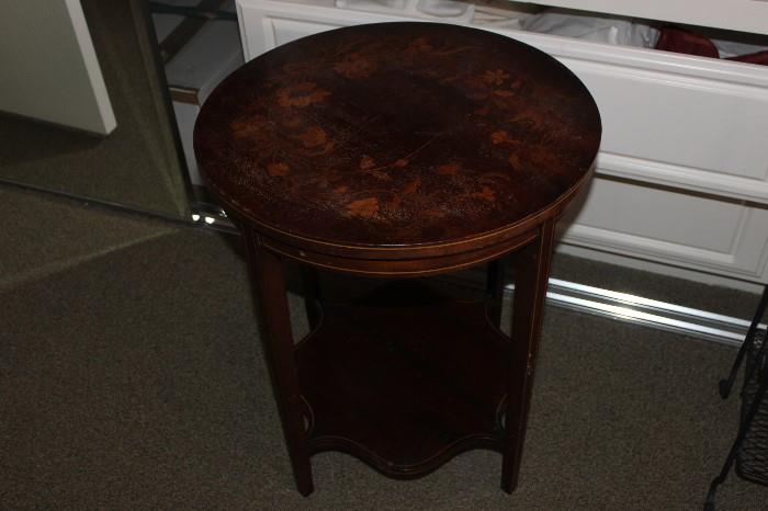 Round end table.