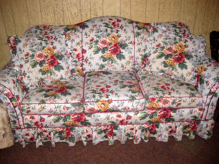 Execellent condition floral sofa with 2 pillows