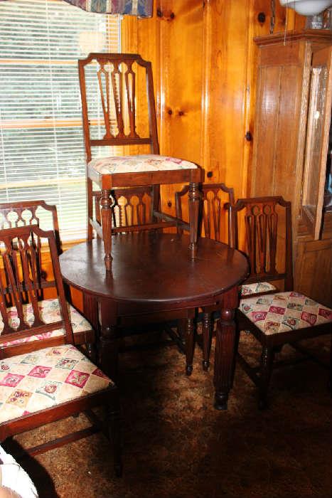 Round Mahogany Table & 6 Chairs