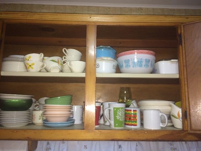 Lots of vintage kitchen items