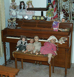 Small Spinet piano & dolls