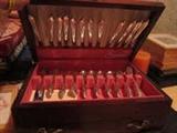 1847 ROGERS BROS SILVERPLATE SERVICE FOR 12 WITH 4 SERVING PIECES PLUS WOOD CASE