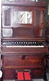 ANTIQUE PUMP ORGAN (works)