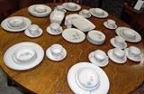 ANTIQUE ROUND OAK COUNTRY TABLE  + 6 CHAIRS  SET WITH FRANCISCAN CHINA 
