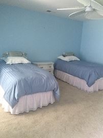 Pair of twin beds ~ mattress/boxspring in excellent condition