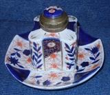 early Derby inkwell in an Imari-style pattern variant