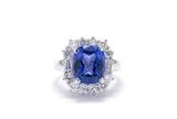 Lot 78: A TANZANITE AND DIAMOND RING