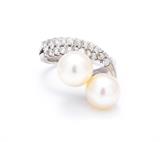 Lot 83: A DIAMOND AND PEARL RING 