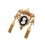 Lot 100: A VINTAGE CAMEO SET IN AN ORNATE GOLD SETTING 