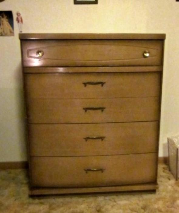 Mid Century Modern 4-Drawer chest by Bassett (includes sweater drawer).