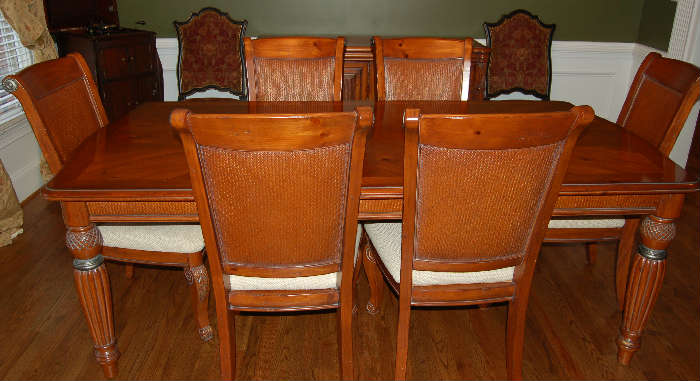 Beautiful Dining Table w/ 6 Chairs