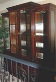 Century mahagony china cabinet, lighted, glass shelves