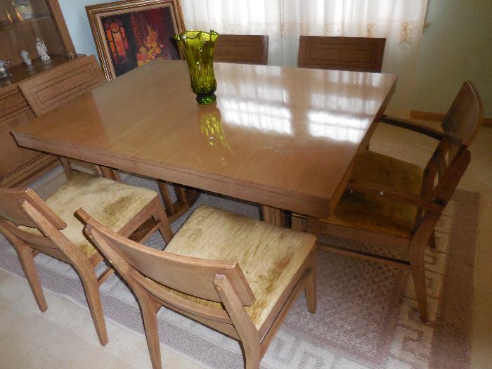 Mid Century Bernhardt Furniture Dining Table.Has 2 arm, 4 Side Chairs. 3 Leaves. Custom Pads
