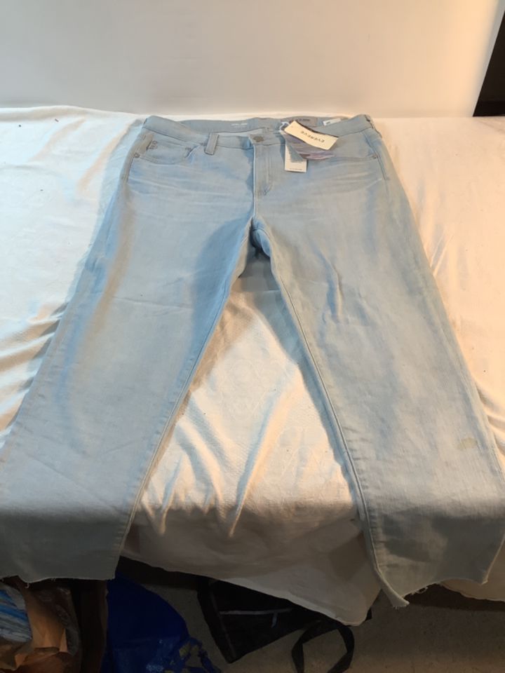 221 NWT Evereve Jeans 32 Bidding Ends 4 2 8 00 EstateSales NET
