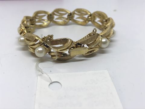 Sara Coventry pearl gold toned bracelet