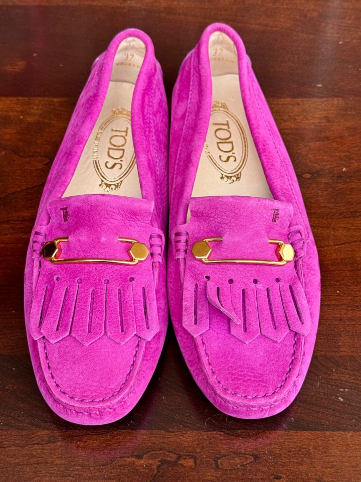 Vintage Furniture, Culver, Swarovski , Lladro , and Dickens , Tod's, Chanel, Ferragamo, Prada Shoes