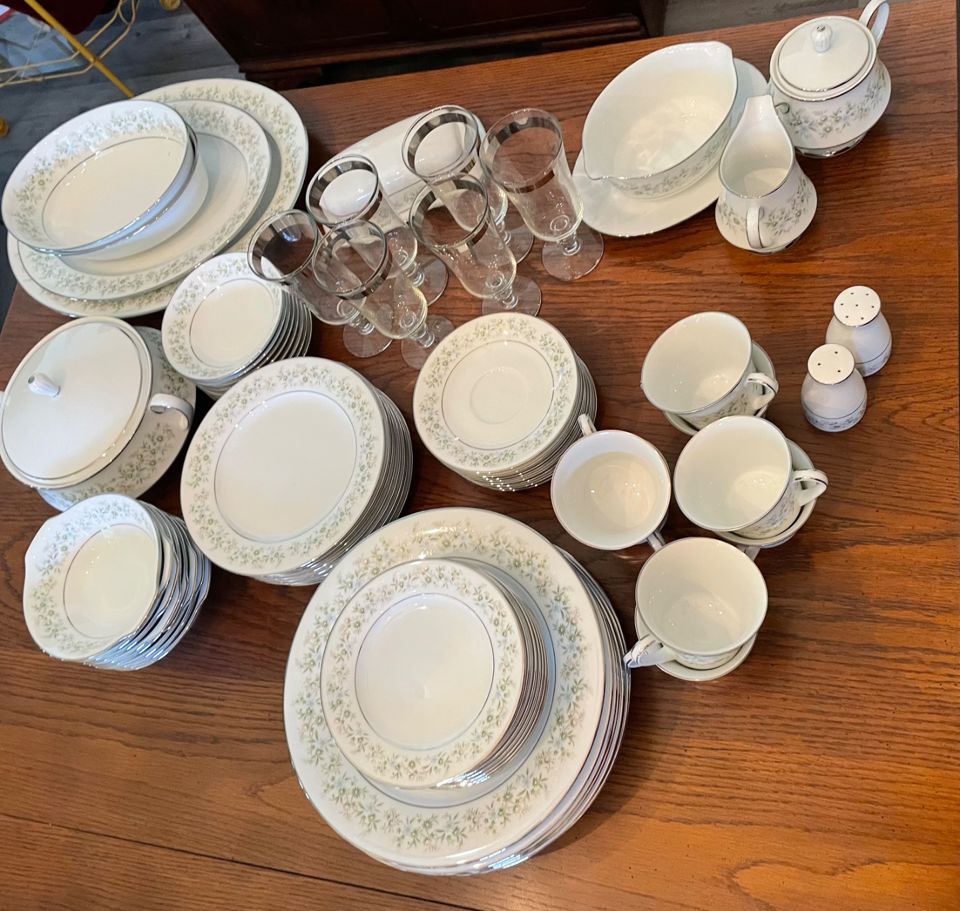 ワンピなど最旬ア！ Noritake China dish set 8 person setting Japan 2031 Savannah 食器
