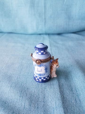 Limoges trinket box, peint main, milk can with cat