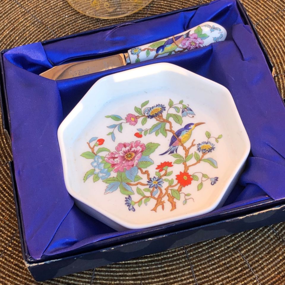 Teeny tiny, bright and shiny, oodles of jewelry and other accessories to decorate you and your home!