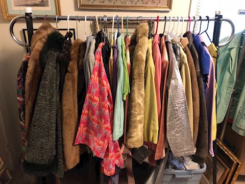 100+ pieces. Wholesale lot new suits & handbags