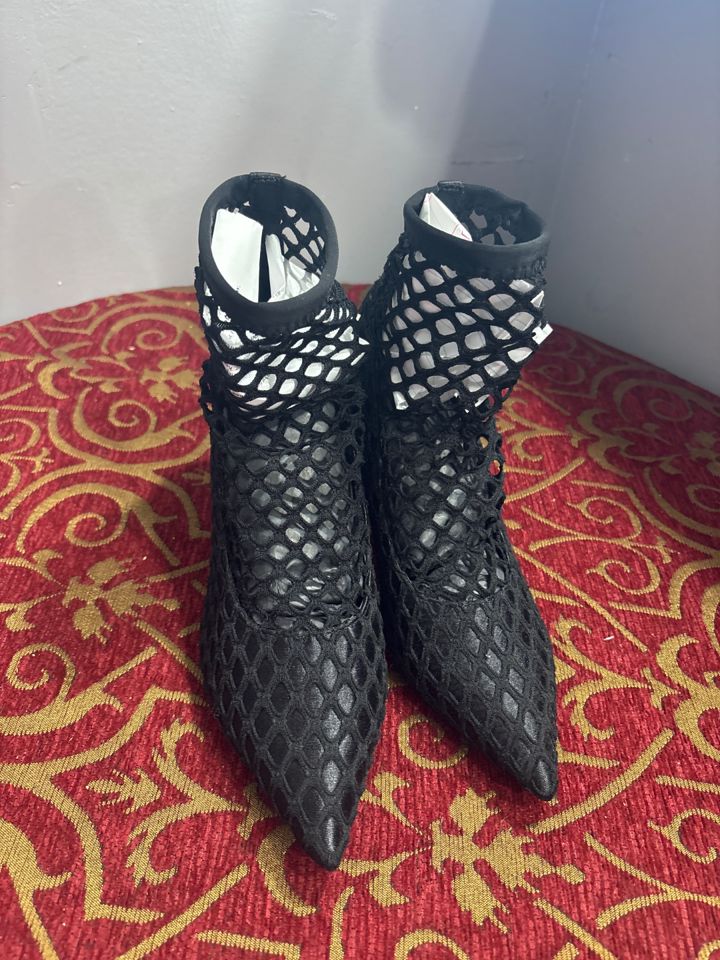The Zara Shoe Event — All New at Bonita Life Co. Auction