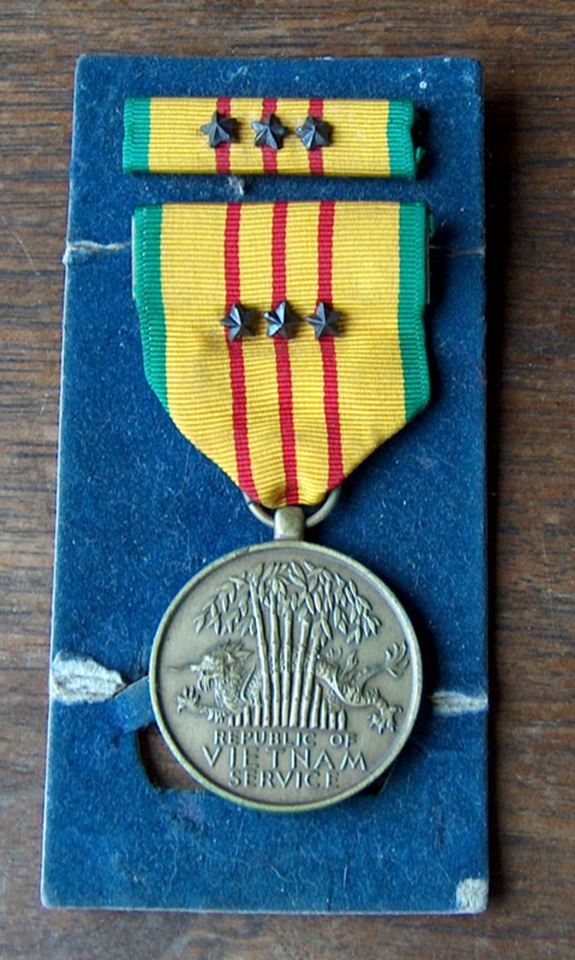 VINTAGE MILITARY MEDALS, RIBBONS, PINS, PATCHES & MORE