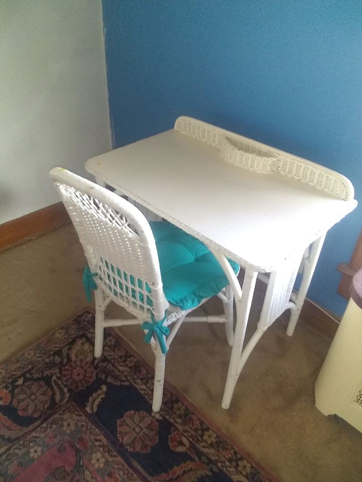 Antique White Wicker Desk Chair 4 18 165 00 Estatesales Net